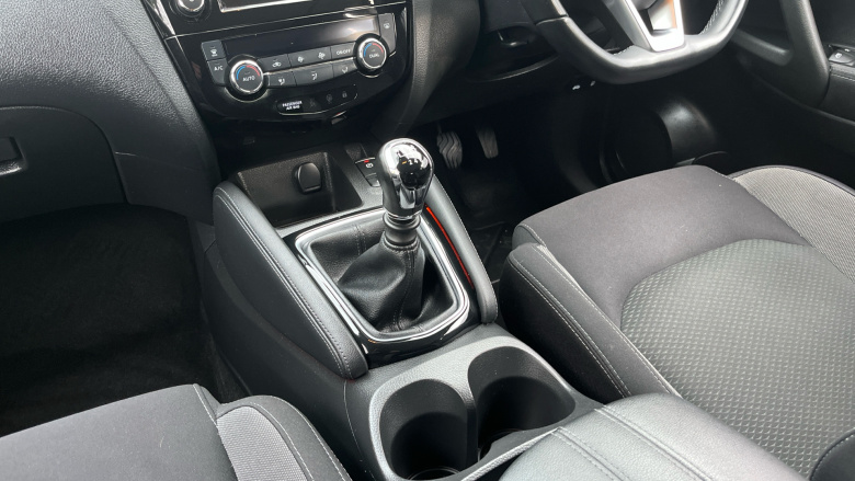 Nissan Qashqai 1.3 DiG-T N-Connecta 5dr [Glass Roof Pack] Petrol Hatchback